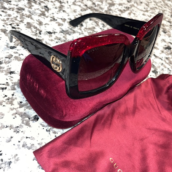 Beautiful classic Gucci glasses. The signature red, green and black colors - Picture 3 of 8